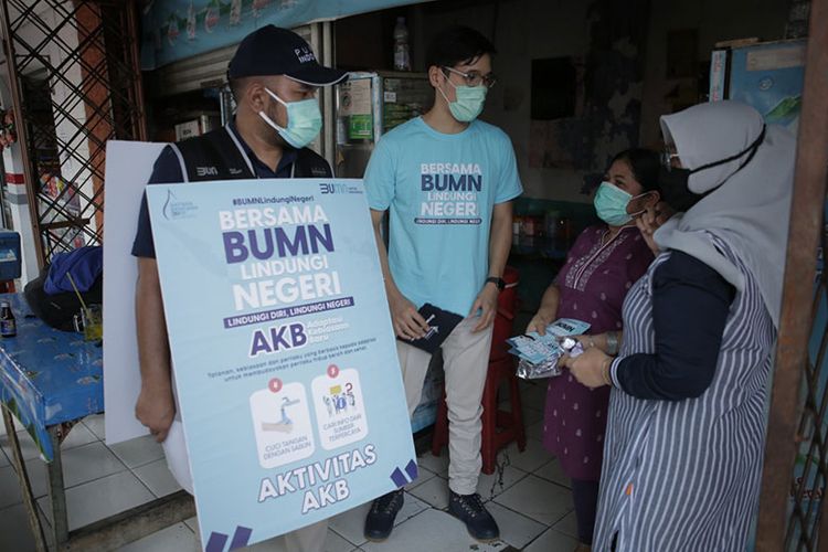 Pembagian masker di pasar tradisional oleh Pupuk Indonesia. 