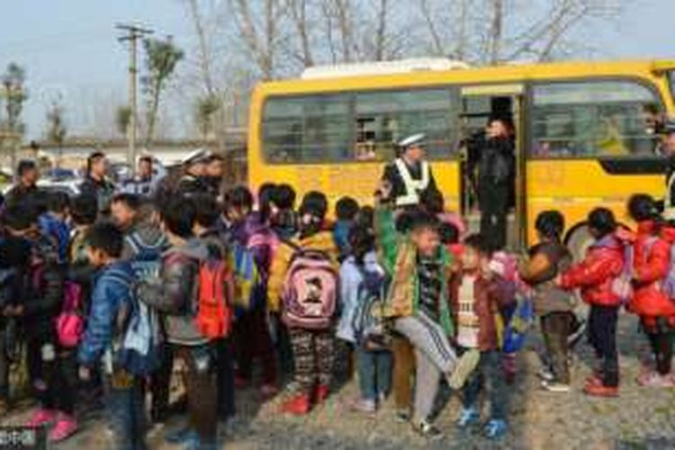 Sebuah bus sekolah yang seharusnya hanya boleh mengangkut maksimal 19 orang penumpang, tertangkap basah disesaki 62 orang siswa.
