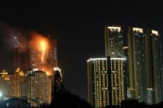 Angin Kencang, Puing Sisa Kebakaran Gedung SOHO Berjatuhan