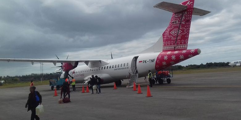 Pesawat TransNusa di Bandara Umbu Mehang Kunda, Kabupaten Sumba Timur, Nusa Tenggara Timur.