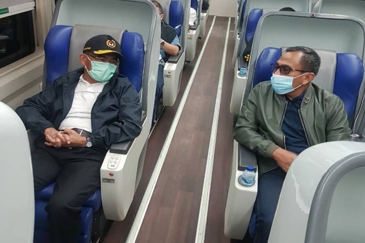 Menko PMK, Muhadjir Effendy memilih menggunakan jasa kereta api ketika melakukan perjalanan dinas ke Purwokerto dan Cilacap.