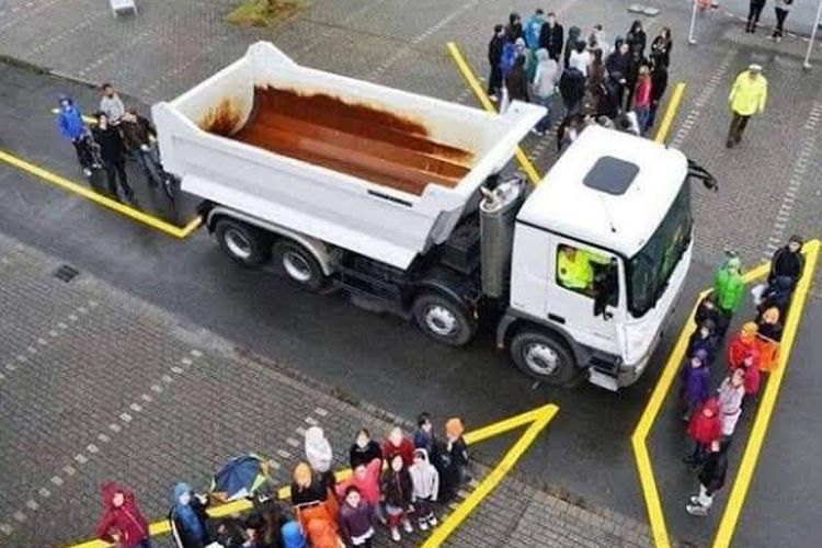 Blind Spot pada truk hampir berada di seluruh bagiannya.