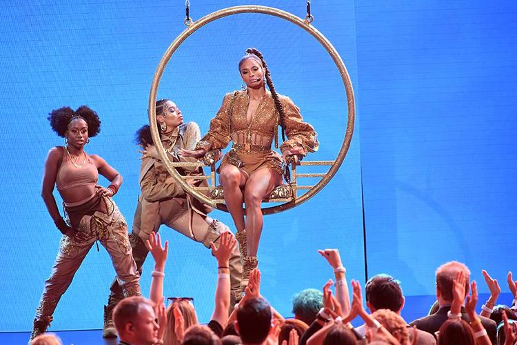 Ciara tampil dalam American Music Awards (AMAs) 2019 di Microsoft Theater, LA, AS, Minggu (24/11/2019) waktu setempat. Selain pembacaan pemenang nominasi, ajang penghargaan tahunan yang kembali dihelat untuk ke-47 kalinya itu juga diisi dengan penampilan istimewa sejumlah musisi papan atas dunia.