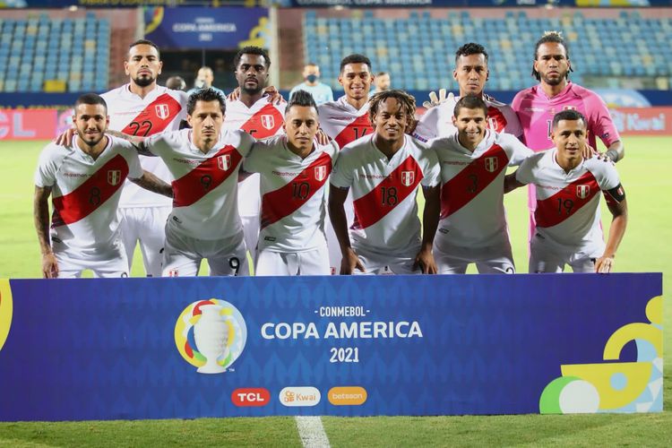 Gianluca Lapadula (9) berpose bersama timnas Peru jelang laga penyisihan Grup A Copa America 2021 melawan Kolombia pada Senin (21/6/2021) pagi WIB.