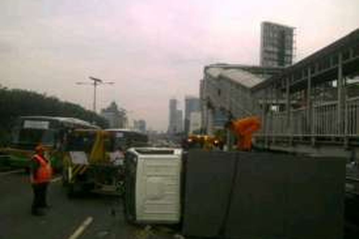 Truk terguling di KM 2 Tol Dalam Kota, Cawang, Jakarta Timur.