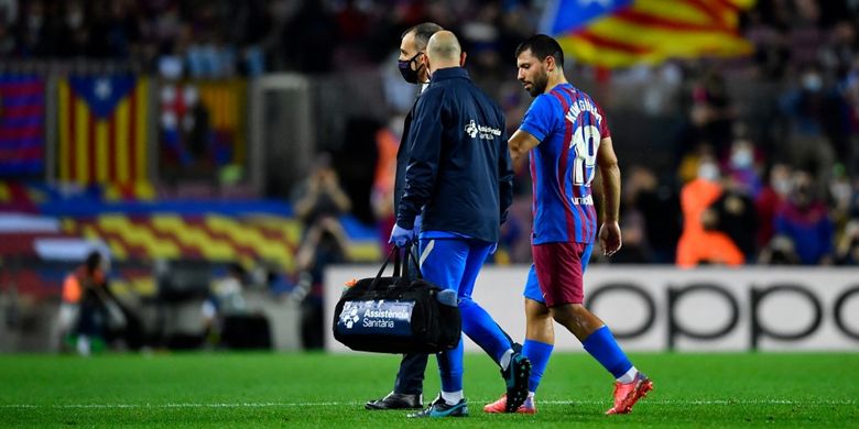 Penyerang Barcelona Sergio Aguero meninggalkan lapangan setelah merasakan sakit di dadanya pada laga melawan Deportivo Alaves di Camp Nou, Minggu (31/10/2021). 