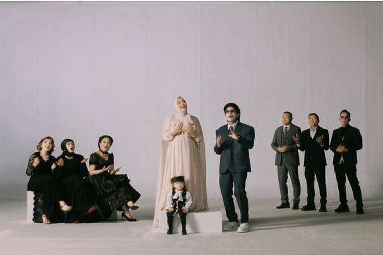 Keluarga Atta Halilintar dan Aurel Hermansyah menghadirkan tiga pasang orangtua mereka dalam video musik lagu Blessing.