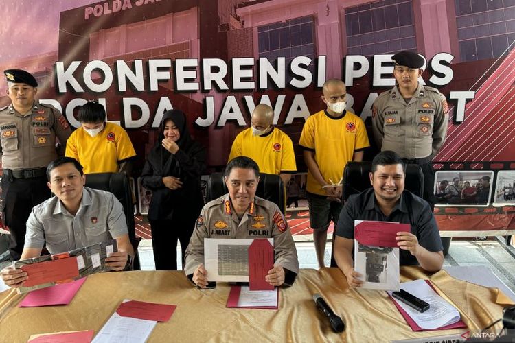 Kabid Humas Polda Jawa Barat Kombes Pol Jules Abraham Abast (tengah) saat ungkap kasus penipuan online bermodus penjualan sepeda motor di Mapolda Jabar, Kota Bandung, Kamis (18/7/2024).
