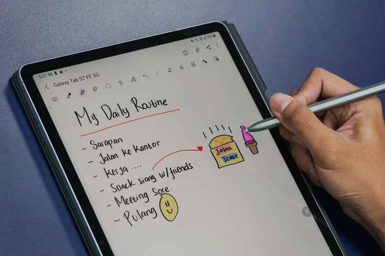 Menulis dan menggambar dengan S Pen di layar Galaxy Tab S7 FE 5G terasa natural, seperti menggunakan pena di atas kertas.