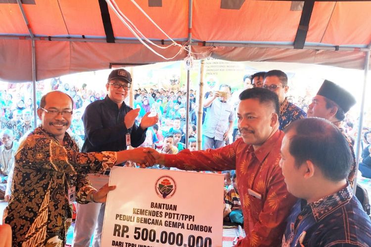 Dirjen Pembangunan dan Pemberdayaan Masyarakat Desa Taufik Madjid menyerahkan hasil donasi para pendamping desa untuk korban gempa di Posko Pengendali Pendamping Desa di Lombok Barat, NTB, Jumat (7/9/2018)