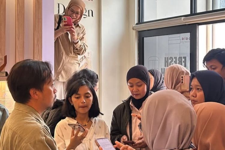 Ilham Pinastik, kekayaan produk kayunya. Saat ditemui di studio PT Kreasi Pala Nusantara dalam acara Media Trip DSC Season 16 bertajuk ?Eksplorasi Langsung Wirausaha Lokal Inspiratif di Bandung?, Senin (2/6/2025), 