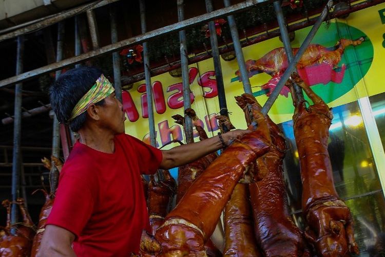 Lechon, atau babi panggang, adalah makanan reguler di perayaan Filipina terutama selama perayaan Natal dan Tahun Baru.