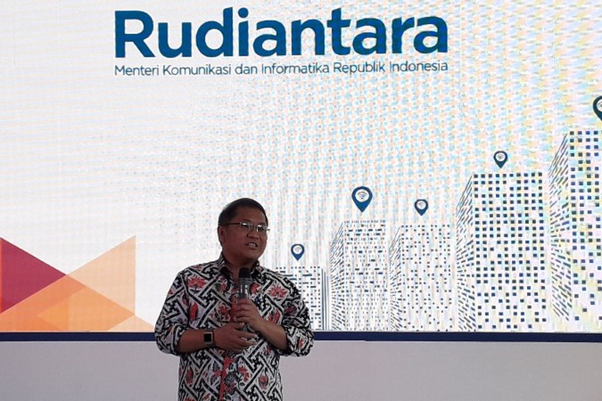 Menteri Komunikasi dan Informatika Rudiantara saat menghadiri acara uji coba jaringan 5G oleh operator XL Axiata di kawasan Taman Fatahillah, Kota Tua, Jakarta Barat pada Senin (20/8/2018). 