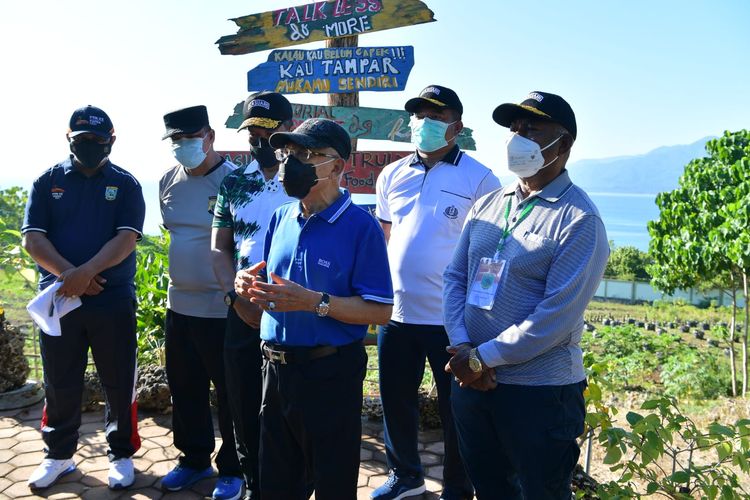 Wakil Presiden Ma'ruf Ami (kaos biru) saat berkunjung ke area perkebunan Green Kasuari disela olahraga pagi di Kompleks Markas Besar Komando Daerah Militer (Makodam) XVIII/Kasuari di Jalan Manokwari - Maruni, Manokwari, Jumat (15/10/2021). 