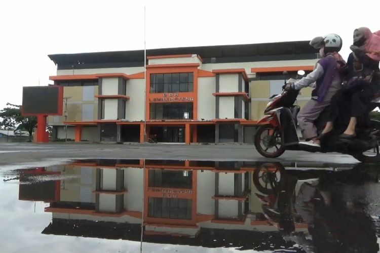 Gedung olah raga (GOR) Lembupeteng di kabupaten Tulungagung Jawa Timur, yang rencananya akan dijadikan rumah sakit bagi pasien positif Covid-19 (21/12/2020).