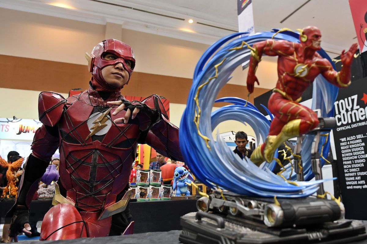 Pengunjung berkostum karakter The Flash pada Indonesia Comic Con 2019 di Jakarta Convention Center (JCC), Senayan, Jakarta, Sabtu (12/10/2019). Pameran budaya pop yang menjadi ajang berkumpulnya para penggemar komik, film, gim dan mainan itu berlangsung hingga Minggu (13/10). 
 