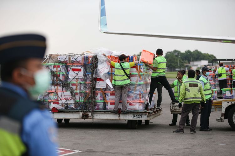 Logistik bantuan kemanusiaan dari Pemerintah Republik Indonesia ke Vanuatu diangkut di Terminal Kargo Bandara Soekarno Hatta, Tangerang, Banten, Senin (8/5/2023).  Pemerintah Indonesia memberikan bantuan pasca gempa dan badai melanda Vanuatu berupa tim kemanusiaan, logistik, dan perbaikan ruangan VVIP Bandara Port Villa, Vanuatu, dengan total Rp 17,2 miliar.