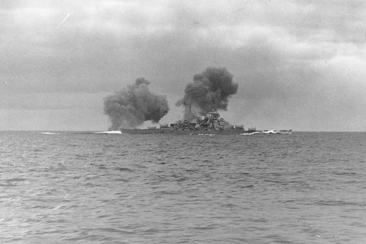 Kapal Bismarck milik Jerman terlibat baku tembak dengan Kapal Prince of Wales milik Inggris dalam Pertempuran Selat Denmark.
