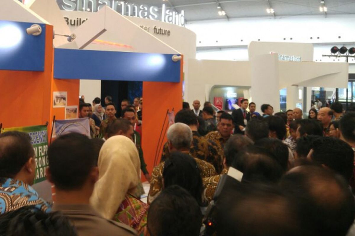 Suasana Indonesia Future City & REI Mega Expo 2017 di Indonesia Convention Exhibition (ICE) BSD City, Tangerang, Banten. Foto diambil pada Kamis (14/9/2017)