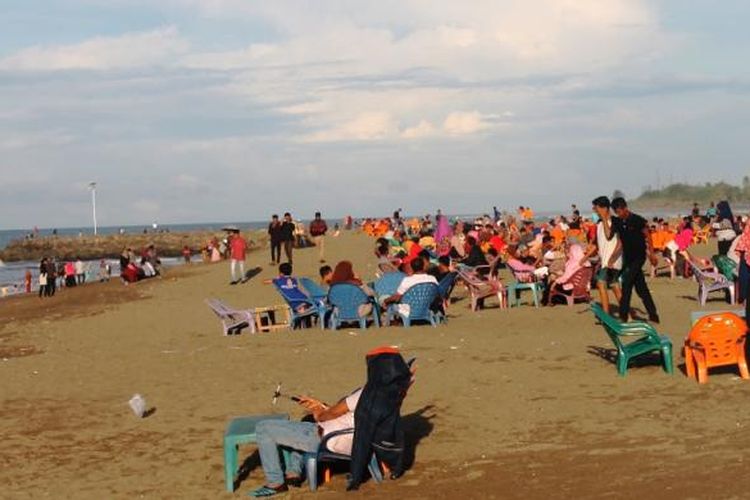 Pengunjung memadati Pantai Jangka di Kabupaten Bireuen, Aceh, Kamis (19/1/2017) petang.