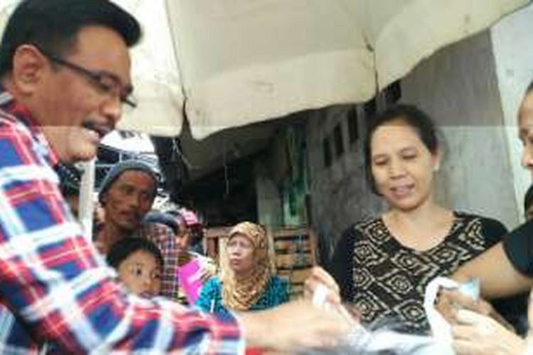 Calon wakil gubernur DKI Jakarta Djarot Saiful Hidayat membeli buah-buahan saat blusukan di Pasar Bedeng, Kelurahan Bambu Utara, Palmerah, Jakarta Barat, Kamis (24/11/2016) sore.