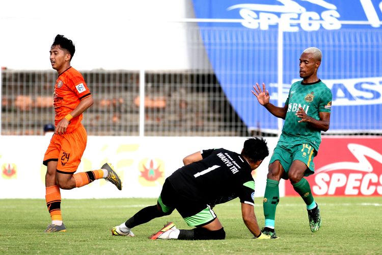 Aksi pada laga Persiraja Vs Bhayangkara FC di Stadion Kompyang Sujana Denpasar, Bali, pada pekan ke-34 Liga 1 2021-2022.