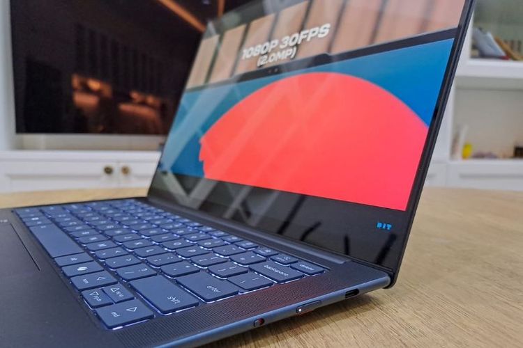 Lenovo Yoga Slim 7X ditenagai prosesor Qualcomm Snapdragon X Elite. Prosesor ini tidak hanya kuat, tapi juga sangat efisien dalam penggunaan daya.