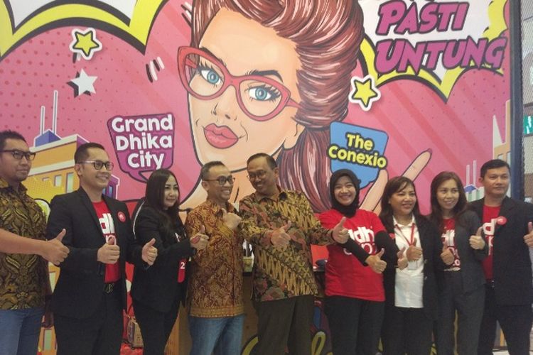 Keempat dari kiri General Manager Departemen TOD Amrozi Hamid, Direktur Operasional 2 PT Adhi Karya (Persero) Tbk Budi Saddewa Soediro, dan Direktur Pemasaran PT Adhi Persada Properti Wahyuni Sutantri di stand Adhi Karya saat Indonesia Property Expo (IPEX) 2018, di Jakarta Convention Center (JCC), Jakarta, Sabtu (3/2/2018).