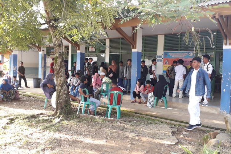 Pendaftaran PPDB sistem online di SMK Negeri 2 Kota Palopo,  kerap terkendala pada server yang mengalami down, sehingga panitia mengambil langkah mengumpulkan berkas pendaftar, Kamis (27/06/2019)
