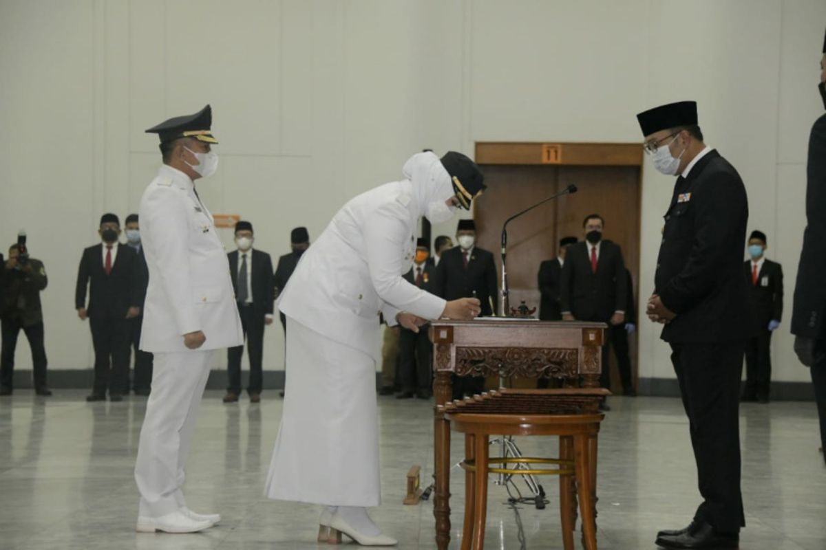 Gubernur Jawa Barat Ridwan Kamil melantik lima kepala daerah terpilih hasil Pilkada 2020 di Gedung Merdeka, Kota Bandung, Jumat (26/2/2021).