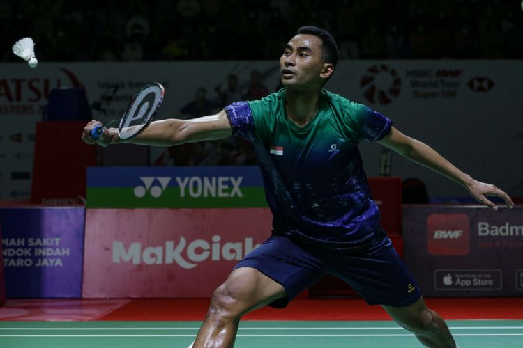 Tunggal putra Indonesia Tommy Sugiarto bertanding melawan tunggal putra Hong Kong, Lee Cheuk Yiu pada babak 32 besar Indonesia Masters 2022 di Istora Senayan, Jakarta, Rabu (8/6/2021).  Lee Cheuk Yiu berhasil mengalahkan Tommy Sugiarto melalui duel sengit tiga gim yang berakhir dengan skor 17-21, 21-9, dan 21-17.