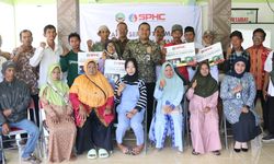 Serahkan Bantuan MCK kepada 20 Keluarga, Bupati Arief Sebut Angka Kemiskinan di Blora Menurun