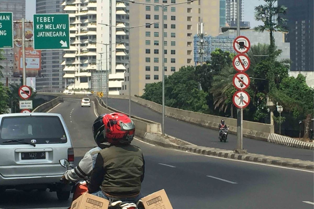 Sejumlah pengendara sepeda motor terlihat masih melintasi jalan layang non tol (JLNT) Casablanca, Jakarta Selatan, Rabu (12/6/2018). Padahal lalu lintas yang berada di Jalan Dr Satrio menuju arah Mal 