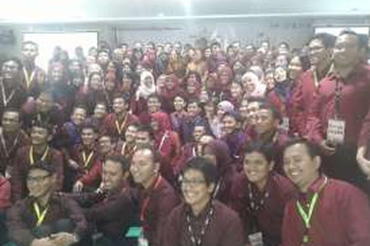 Para penerima beasiswa Lembaga Pengelola Dana Pendidikan (LPDP) berfoto bersama Walikota Surabaya Tri Rismaharini.