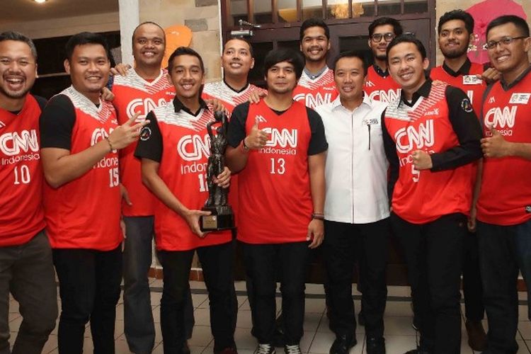 Menpora Imam Nahrawi memberikan bonus kepada tim CNN Indonesia Trans Media atas keberhasilan menjadi juara Invitasi Bola Basket Antar Media Nasional (IBBAMNAS) 2018.
