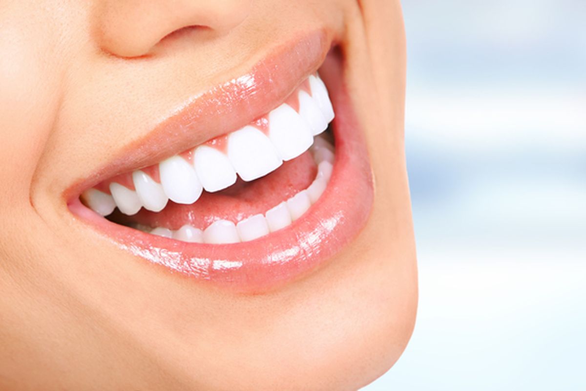 Beberapa cara memutihkan gigi termasuk menggunakan produk pemutih gigi atau melalukan perawatan di dokter gigi.