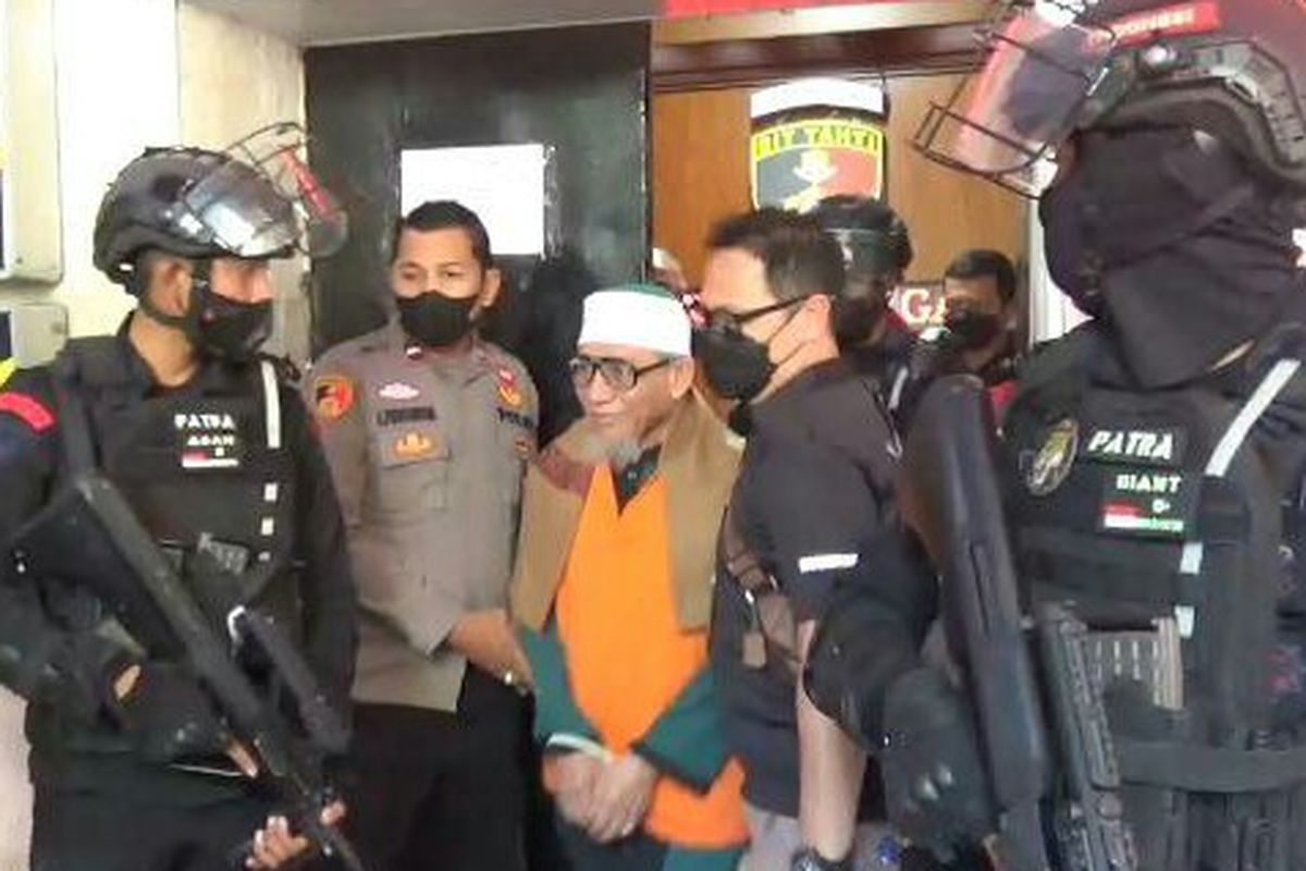 Pemimpin tertinggi Khilafatul Muslimin Abdul Qadir Hasan Baraja dikawal ketat Brimob Bersenjata Lengkap saat dibawa keluar dari ruang tahanan Mapolda Metro Jaya, Senin (3/10/2022).