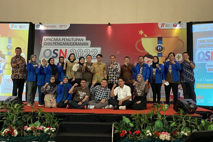 Panitia Olimpaide Sains Nasional 2022 dari BPTI dan Puspresnas dalam penutupan OSN 2022 jenjang SDN dan SMP secara hibdrid di Tangerang, Jawa Barat pada Sabtu, 6 Agustus 2022.