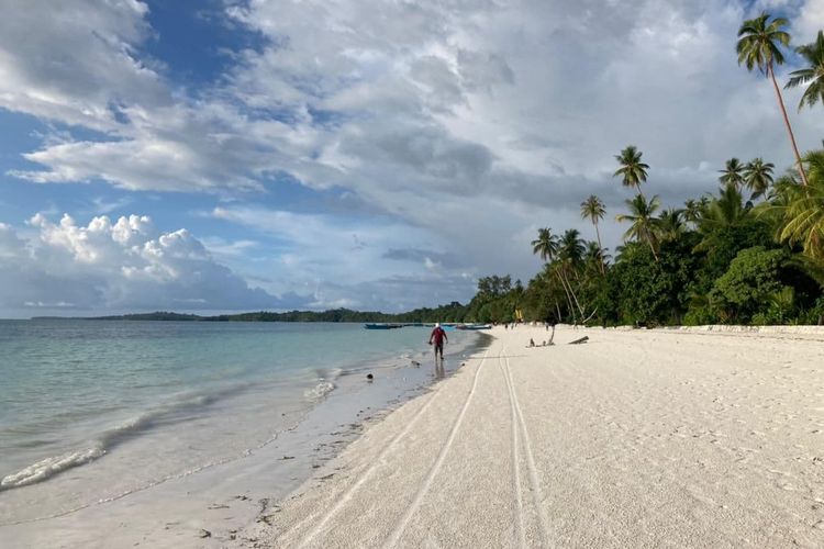Pantai Ngurbloat di Desa Wisata Ngilngof, Kabupaten Maluku Tenggara, pada Kamis (28/10/2021).