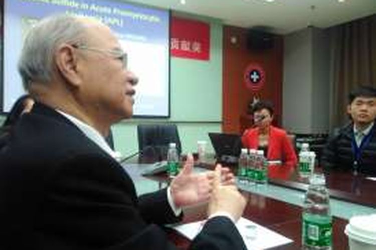 Profesor Lu Daopei menjelaskan kemampuan arsenik sulfida untuk mengobati leukemia promyelocytic akut di Rumah Sakit Lu Daopei, Beijing, China, Sabtu (12/3/2016).