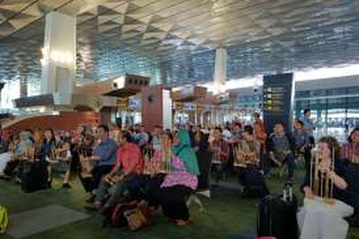 Calon penumpang yang menunggu penerbangan di Terminal 3 berkesempatan bermain angklung.