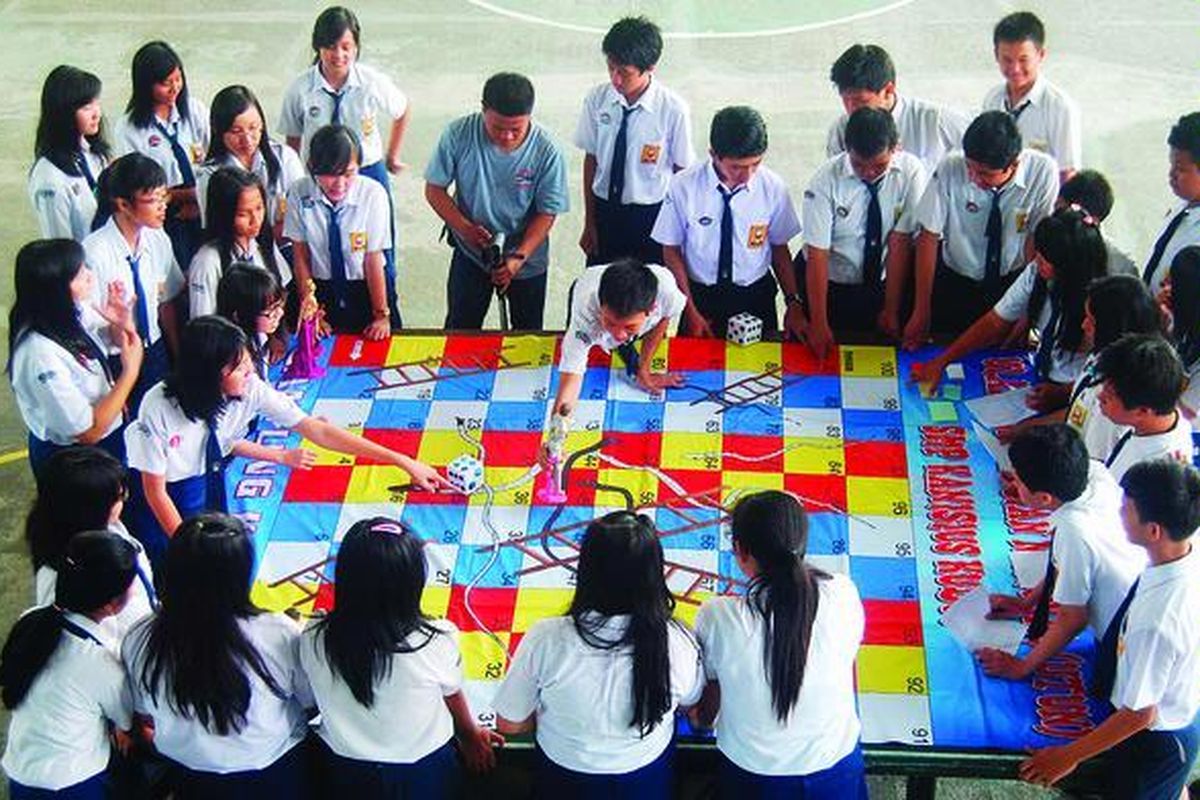 Siswa Kelas IX SMP Kanisius bermain ular tangga ujian nasional di Aula SMP Kanisius, Kabupaten Kudus, Jawa Tengah, Rabu (27/3).  Permainan itu dikombinasikan dengan soal Matematika, IPA, Bahasa Indonesia, dan Bahasa Inggris dalam rangka persiapan ujian nasional.