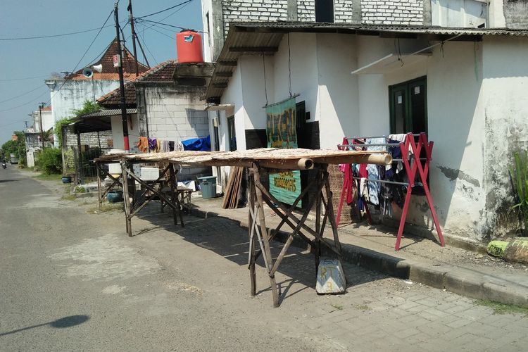 Kebiasaan menjemur krupuk di depan dan samping rumah diharapkan bakal tidak lagi ada saat kawasan kampung krupuk rampung di Desa Srowo, Kecamatan Sidayu, Gresik, Jawa Timur.