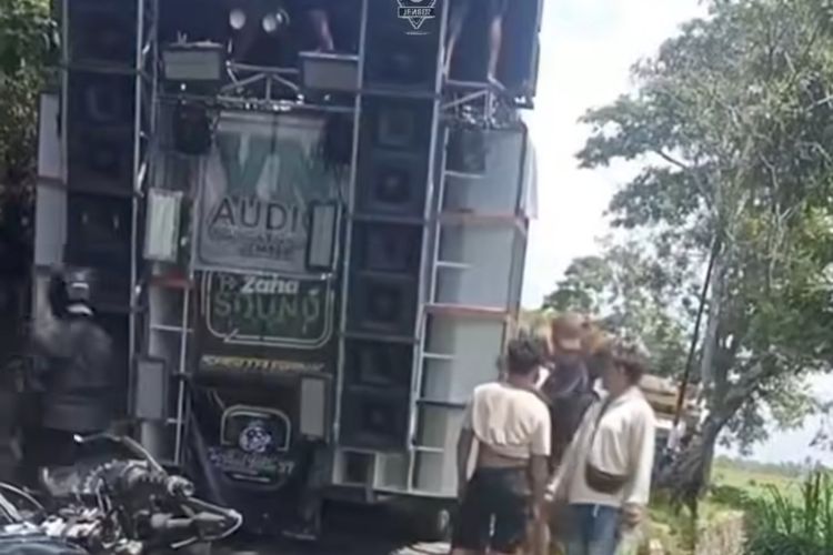 Warga Desa Glundengan Kecamatan Wuluhan Kabupaten Jember merusak pagar jembatan untuk akses masuk truk yang memuat sound horeg, Rabu (17/9/2025).