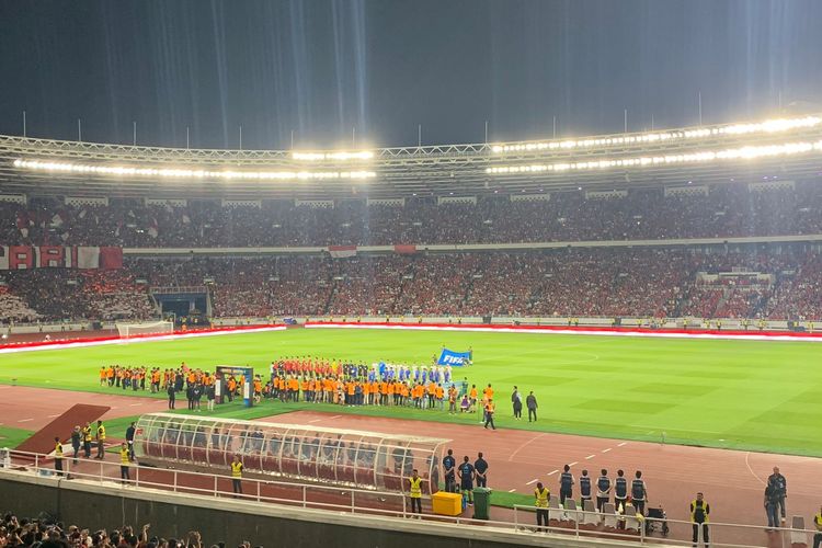Para pemain Timnas Indonesia dan Argentina berbaris jelang laga FIFA Matchday di Stadion Utama Gelora Bung Karno, Senayan, Jakarta, Senin (19/6/2023).