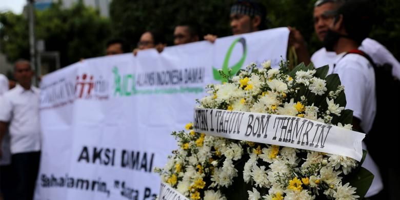 Massa yang tergabung dalam Sahabat Thamrin, Yayasan Penyintas, dan Aliansi Indonesia Damai (AIDA) melakukan aksi damai  di Sarinah, Thamrin, Jakarta, Sabtu (14/1/2017). Mereka mengenang kembali aksi terorisme yang terjadi siang hari tepat setahun lalu.