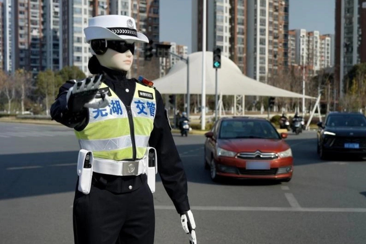 China Mulai Pekerjakan Polantas Robot Humanoid Canggih