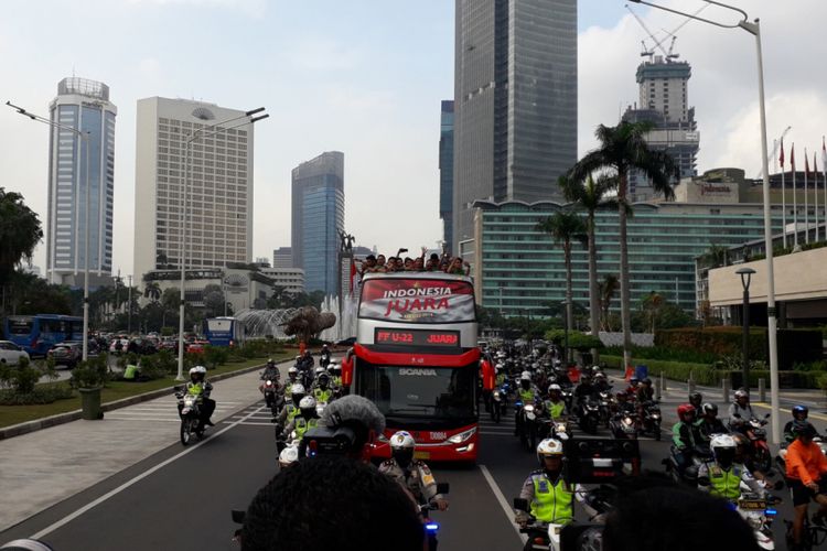 Konvoi tim nasional U-22 untuk merayakan gelar juara Piala AFF U-22, di Jakarta, Kamis (28/2/2019).