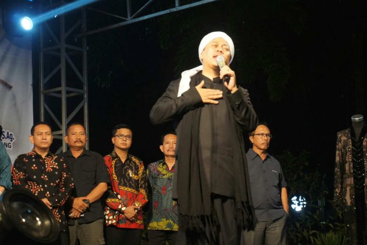 Opick tengah membantu melelang koleksi pribadi Bupati Karawang Cellica Nurrachadiana pada malam penggalangan dana untuk korban gempa dan tsunami Palu, Donggala, dan Sigi di Plaza Kantor Pemkab Karawang, Kamis (18/10/2018) malam. Seluruh hasil lelang disumbangkan untuk korban bencana di Palu, Donggala, dan Sigi.

