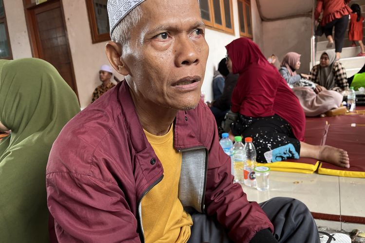 Salah satu wali murid, Shadiq (57) yang masih menunggu kabar cucunya, Muhammad Azam Habibi, korban ambruknya Pondok Pesantren Al-Khoziny, Sidoarjo, Senin (29/9/2025). Azam belum ditemukan hingga Selasa (30/9/2025).